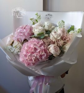 Букет цветов с гортензией и пионами 'София'